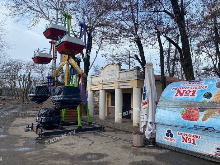 В Мелитополе в центральном парке демонтировали ресторан и танцплощадку